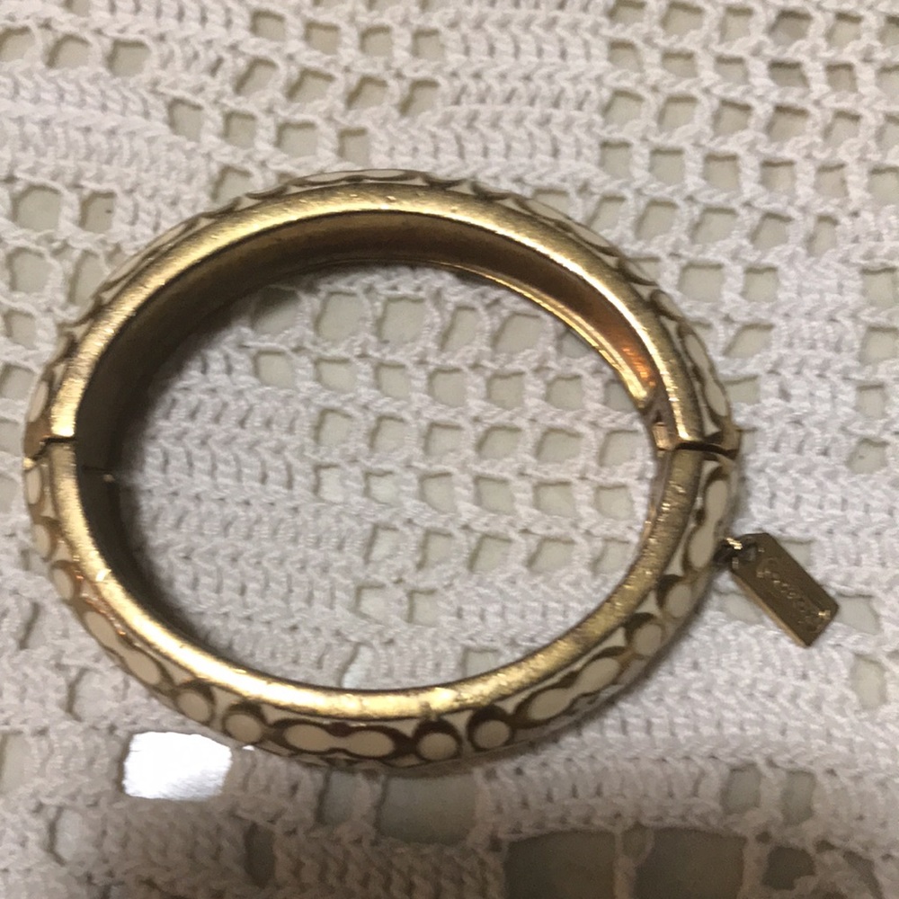 🐞Vintage Coach Brass & White Enamel Wide Latch Bangle Bracelet - Picture 8 of 8